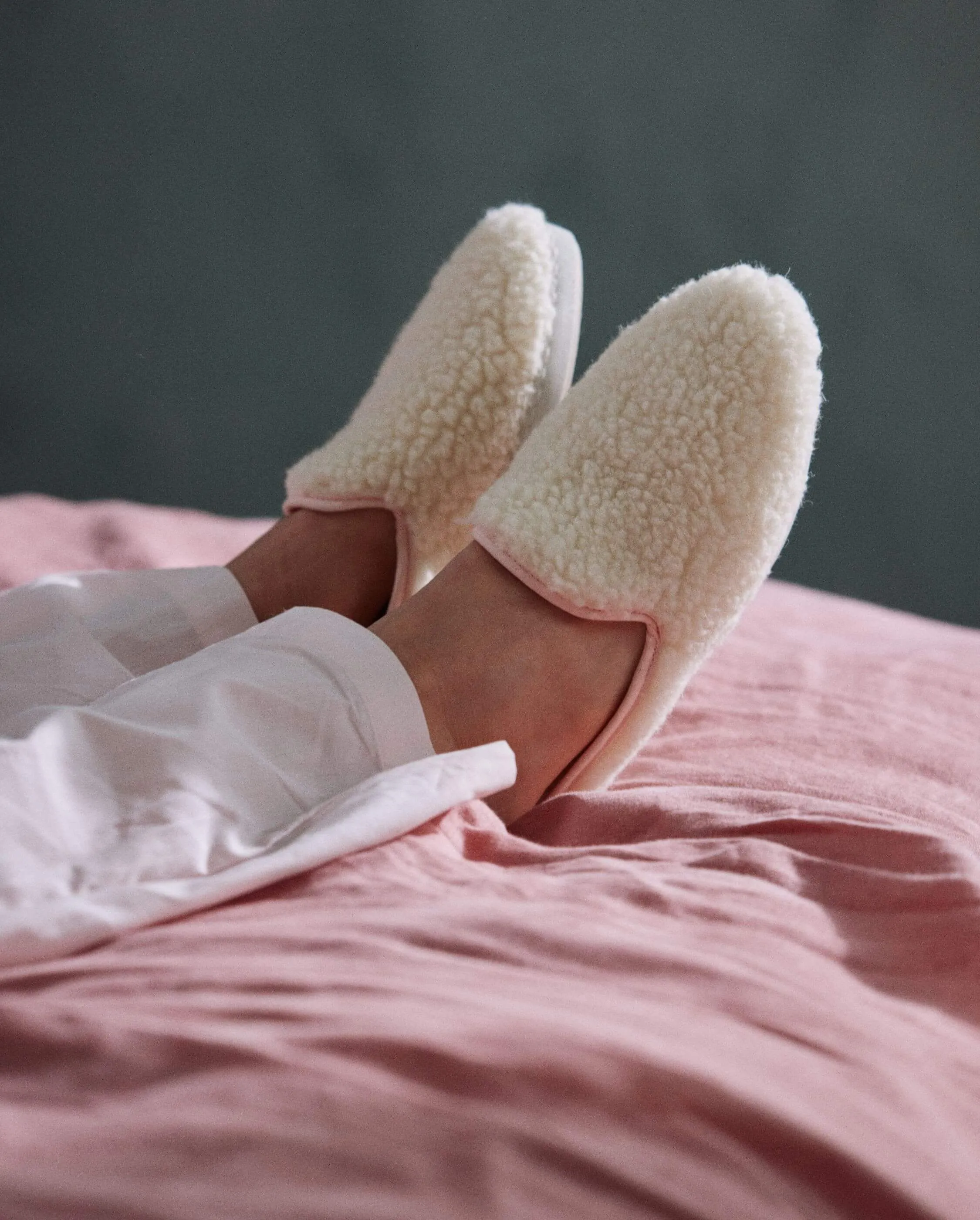 Mule femme bouclette de laine, blanc rose