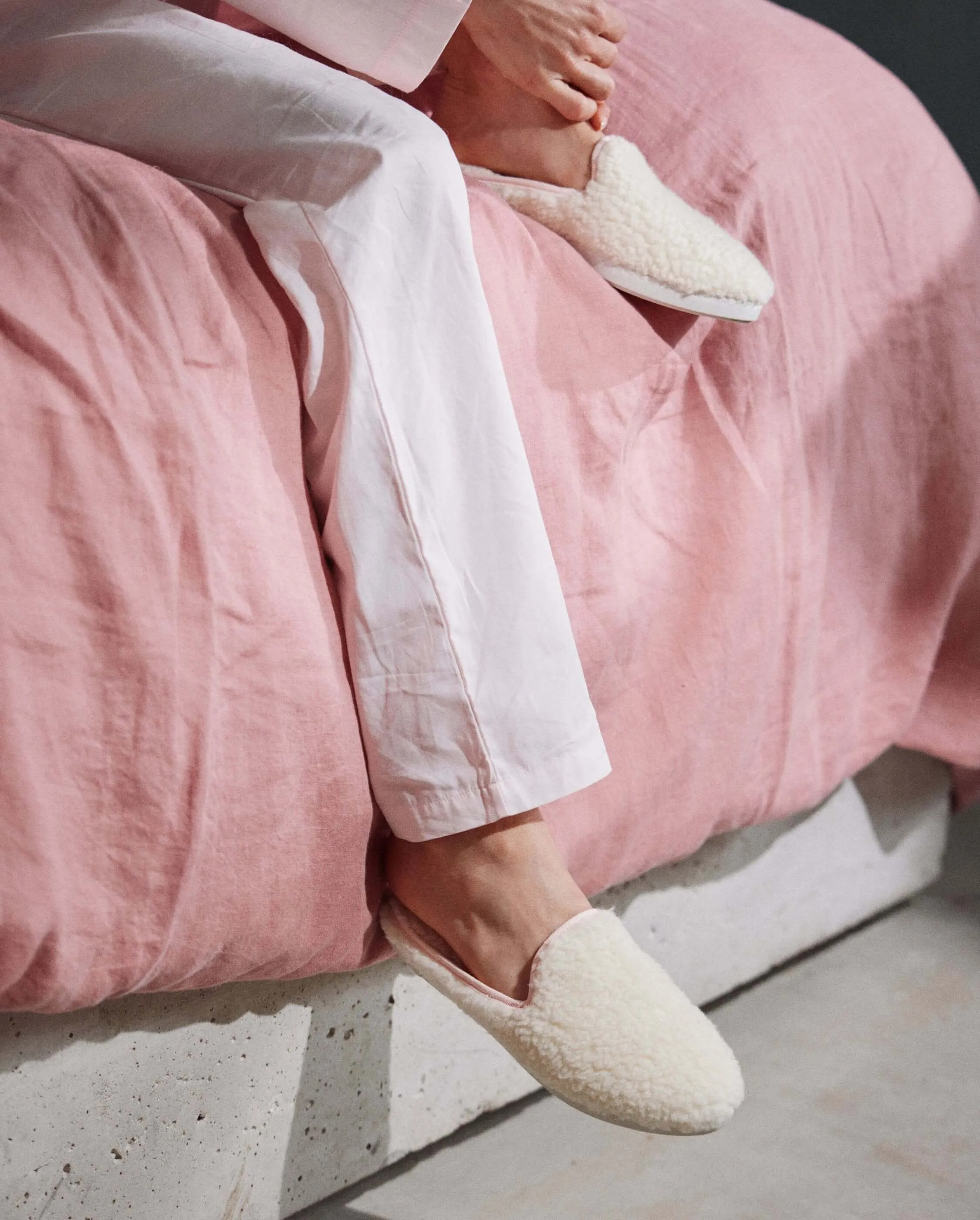 Mule femme bouclette de laine, blanc rose