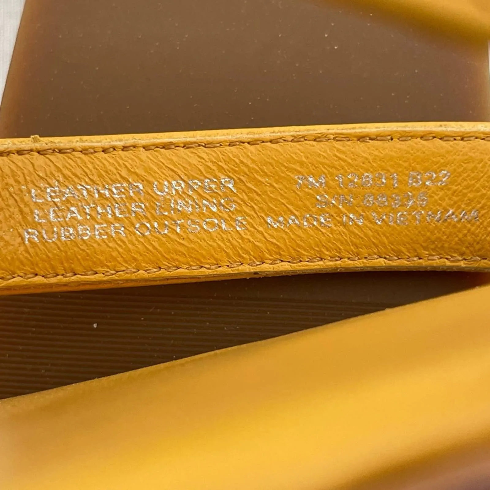 Tory Burch Everly Chain Thong Sandals Nappa Leather Light Turmeric Gold Orange Size 7