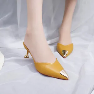 YELLOW POINTES HIGH HEEL MULE SHOE WITH METAL DESIGN.