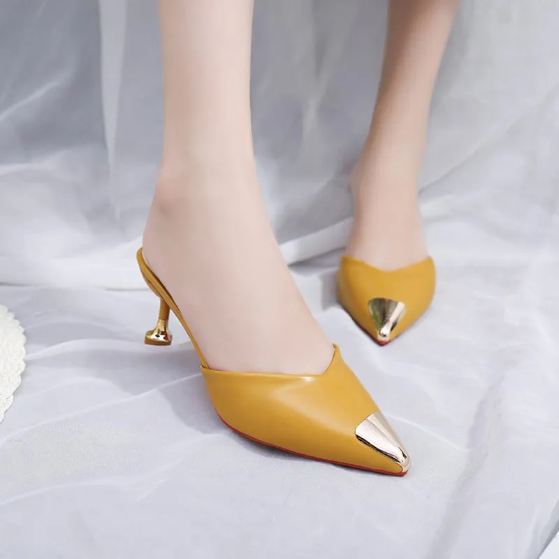 YELLOW POINTES HIGH HEEL MULE SHOE WITH METAL DESIGN.
