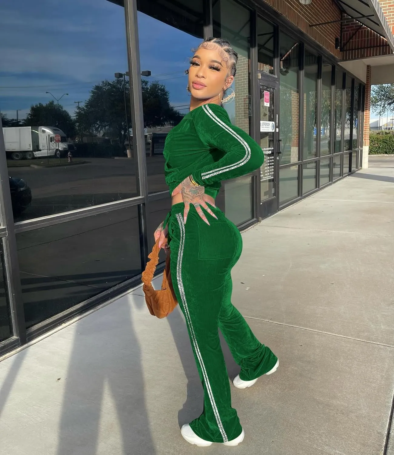 yidengymx Womens 2 Piece Velour Tracksuit Two Piece Outfits for Women Long Sleeve Zip Up Crop Tops Sweatpants Sets Pockets